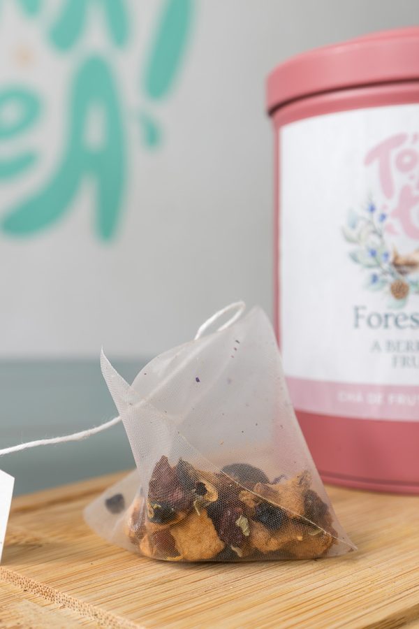 Forest Fruits organic fruit tea in pyramid bags with a pink tin by Tokki Tea Portugal