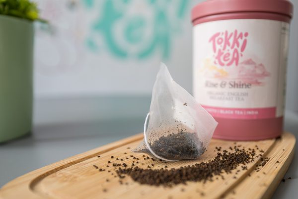 Rise & Shine Organic English Breakfast Tea Broken pyramid bags with a pink tin by Tokki Tea Portugal