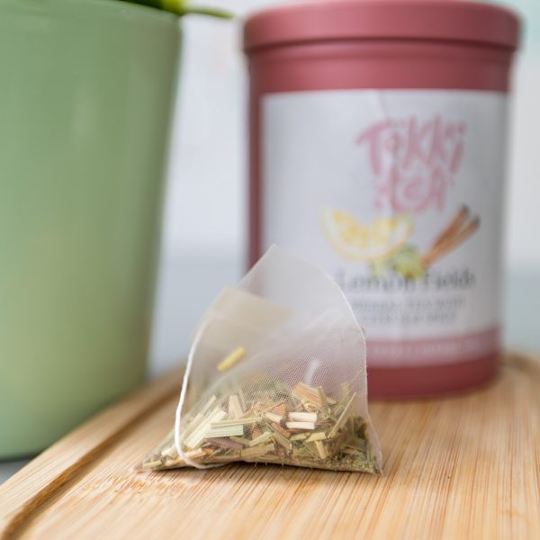 Lemon Fields organic herbal tea pyramid bags with a pink tin by Tokki Tea Portugal