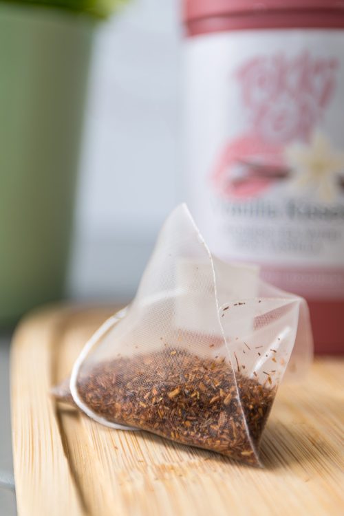 Vanilla rooibos tea organic pyramid bags with a pink tin by Tokki Tea Portugal