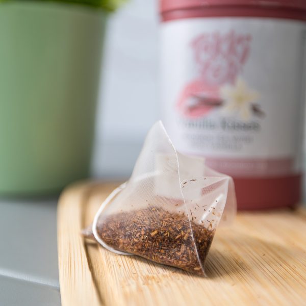 Vanilla rooibos tea organic pyramid bags with a pink tin by Tokki Tea Portugal