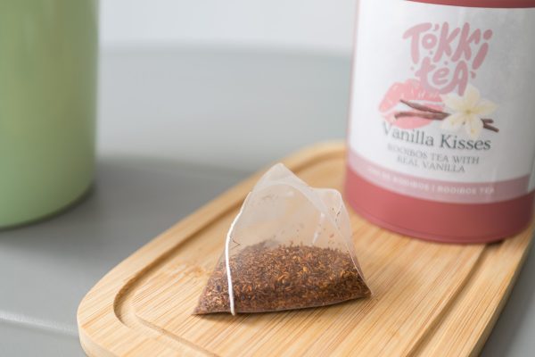 Organic rooibos tea with real vanilla pyramid bags with a pink tin by Tokki Tea Portugal