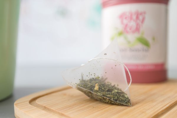 Cool Sencha green tea with mint organic pyramid bags with a pink tin by Tokki Tea Portugal